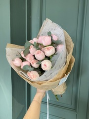 Моно букет из кустовой пионовидной розы с эвкалиптом