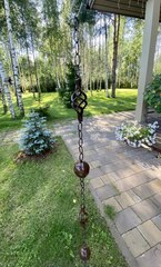 Дождевая цепь «Ковка. Корзинка и шар», коричневый глянцевый RAL8017