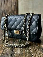 Женская сумка с цепочкой из натуральной кожи черного цвета
