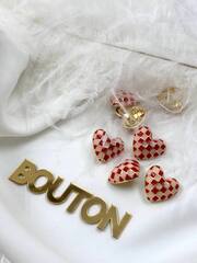Пуговицы в форме сердца с шахматным принтом бежево-красные скидка