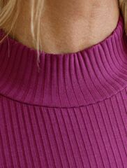 Футболка из фактурного трикотажа в рубчик  D49.104 (124002)