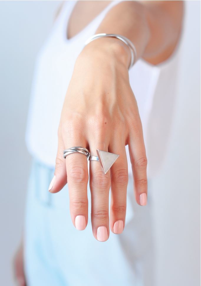 Серебряное кольцо с треугольным мрамором белого цвета