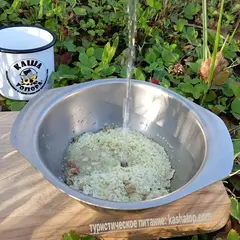 Картофель с печенью и луком 'Гала-Гала' сублимационной сушки заливаем водой