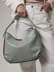 Сумка кожаная серо-зеленая крок