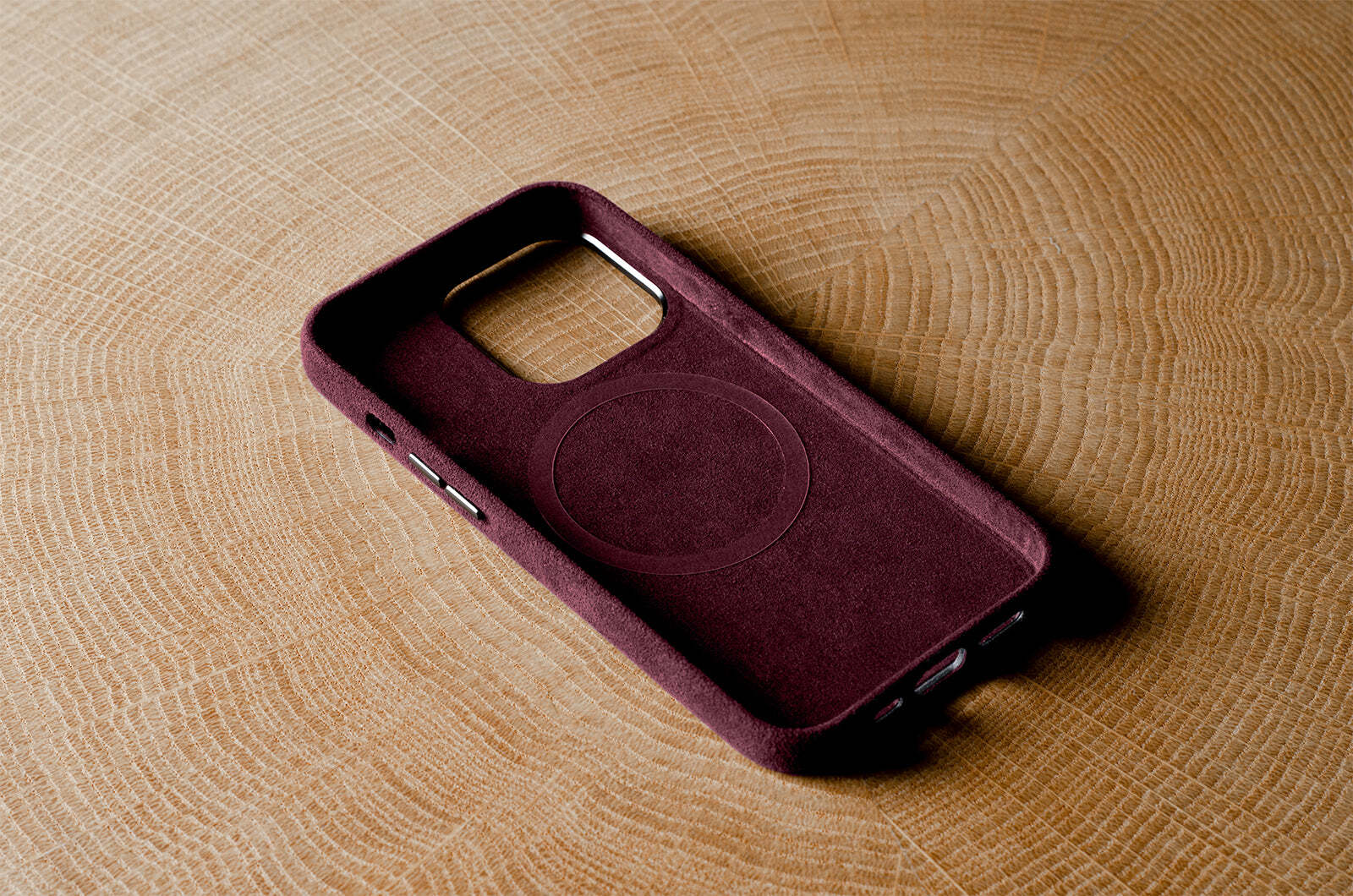 Hard Graft Fuzzy Chianti Red — чехол из алькантары для iPhone