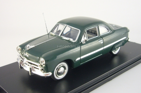 Ford Custom 2-Door Coupe dkl.-grun with rear fender covers American Heritage Models 1:43