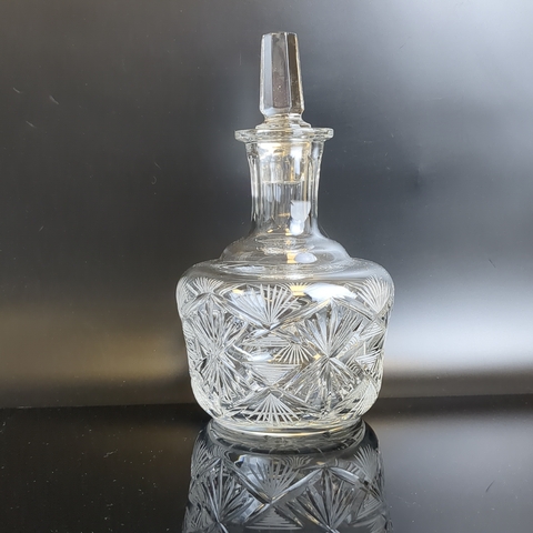 Графин хрустальный для крепких напитков, алмазная грань, геометрический резной орнамент 20.5 см, (объём-? мл), винтаж СССР 1970-1990 гг