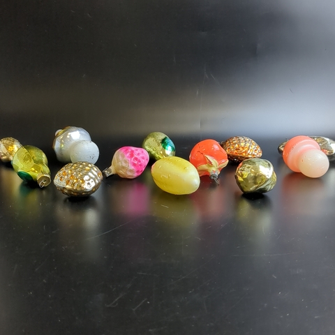 Ёлочные игрушки набор из 12 разных штук фрукты и овощи, гриб, клубнички, груша и др, стекло, подвесные, винтаж времён СССР 1960-1990 гг. Советские ёлочные игрушки и украшения. Состояние и комплектация на фото.