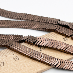 Гематит Стрелка бусины (имитация), цвет коричневый, размер около 3*6,2 мм, цена за отрезок 9-9,5 см (1/4 нити)