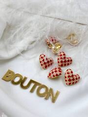 Пуговицы в форме сердца с шахматным принтом бежево-красные скидка