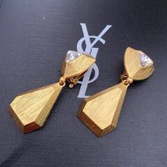 krupnye-sergi-klipsy-iz-latuni-geometriya-ysl