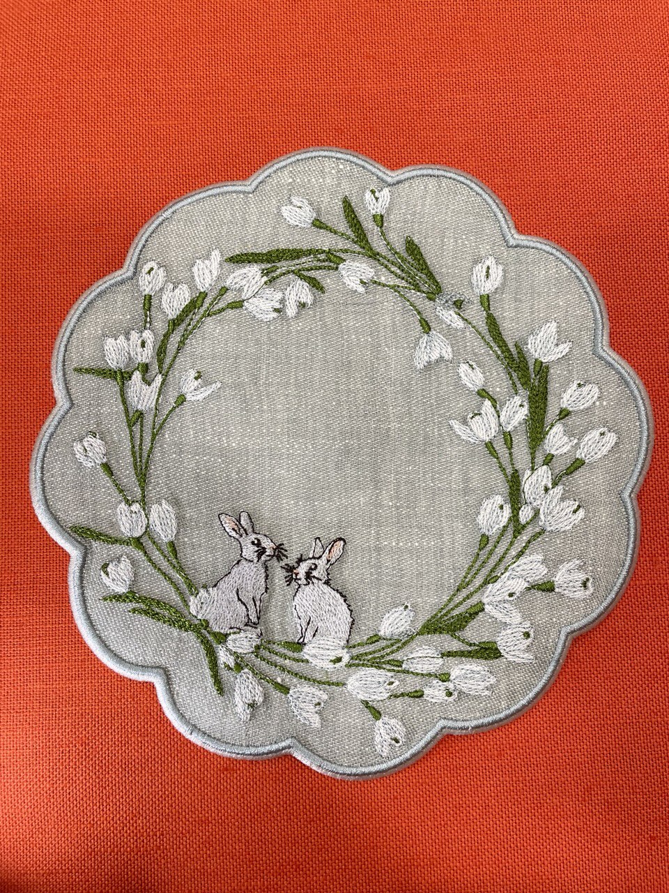 Декоративная салфетка-подтарельник с вышивкой