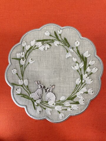 Декоративная салфетка-подтарельник с вышивкой