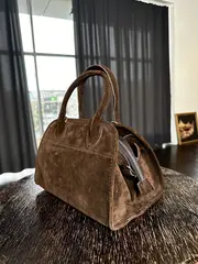 Женская сумочка из натуральной замши коричневого цвета