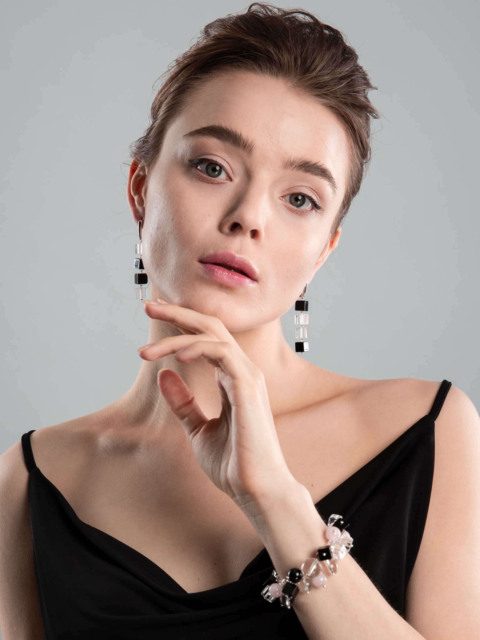 Серьги асимметричные с черным агатом