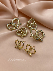 Серьги сердечки золотистые крендельки в стразах