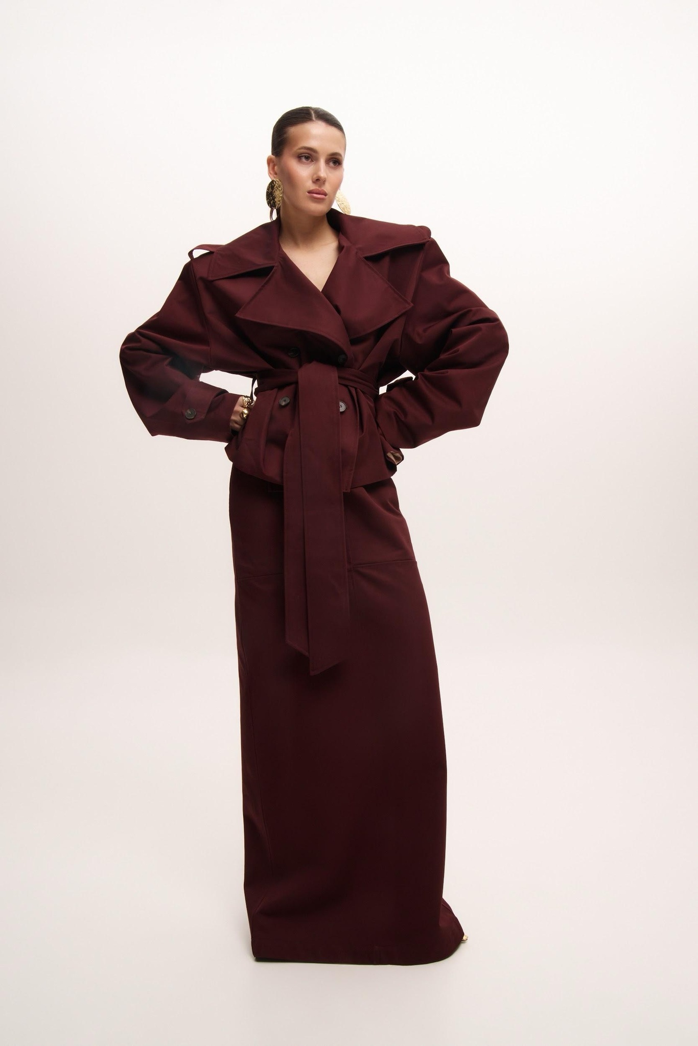 Укороченный тренч с объемными плечами