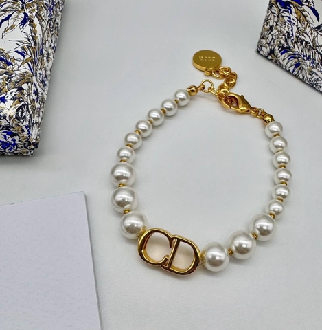 Браслет CDior из жемчуга с подвеской лого