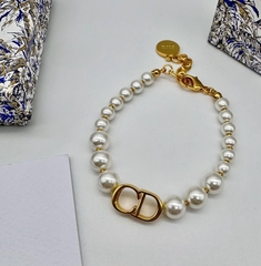 braslet-cdior-iz-zhemchuga-s-podveskoj-logo