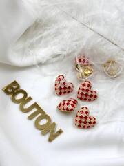 Пуговицы в форме сердца с шахматным принтом бежево-красные скидка