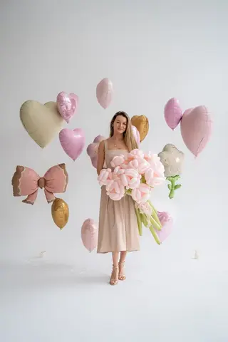 Сет гелиевых шаров розовые сердца с букетом розовых роз