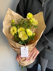 Мини-букет из садовых ранункулюсов