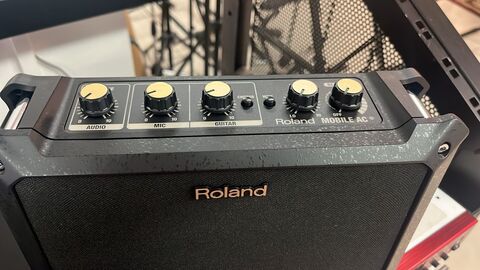 Roland Mobile AC - Комбо на батарейках для акустической гитары