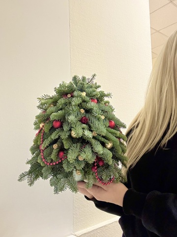 Новогодняя композиция из свежего нобилиса с новогодним декором