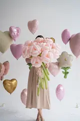 Сет гелиевых шаров розовые сердца с букетом розовых роз