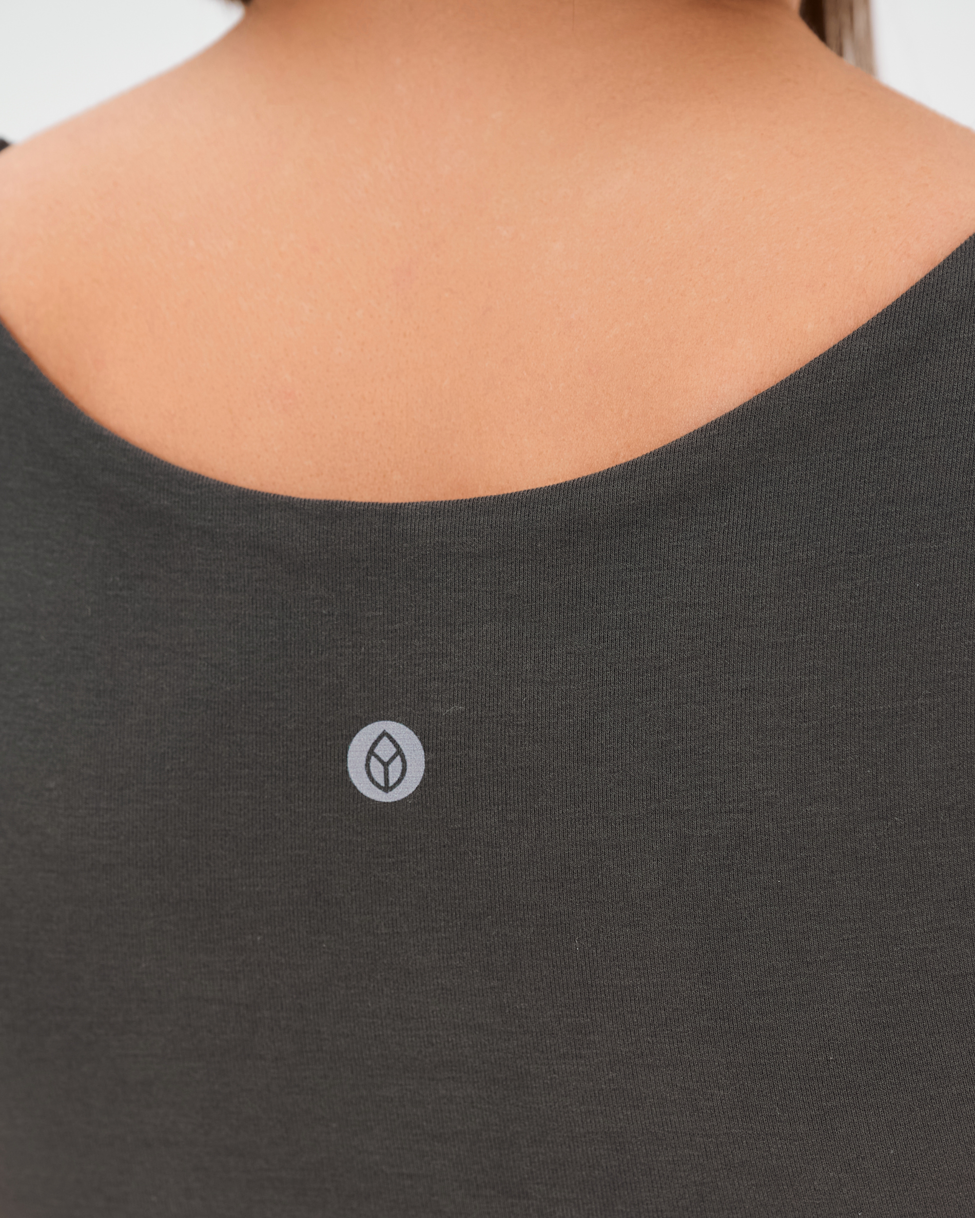 темно-серый