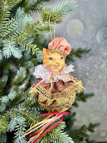 Елочная игрушка Кот на шаре 16х35см ChristmasDeLuxe бронзово-розовый в шапочке с лентами