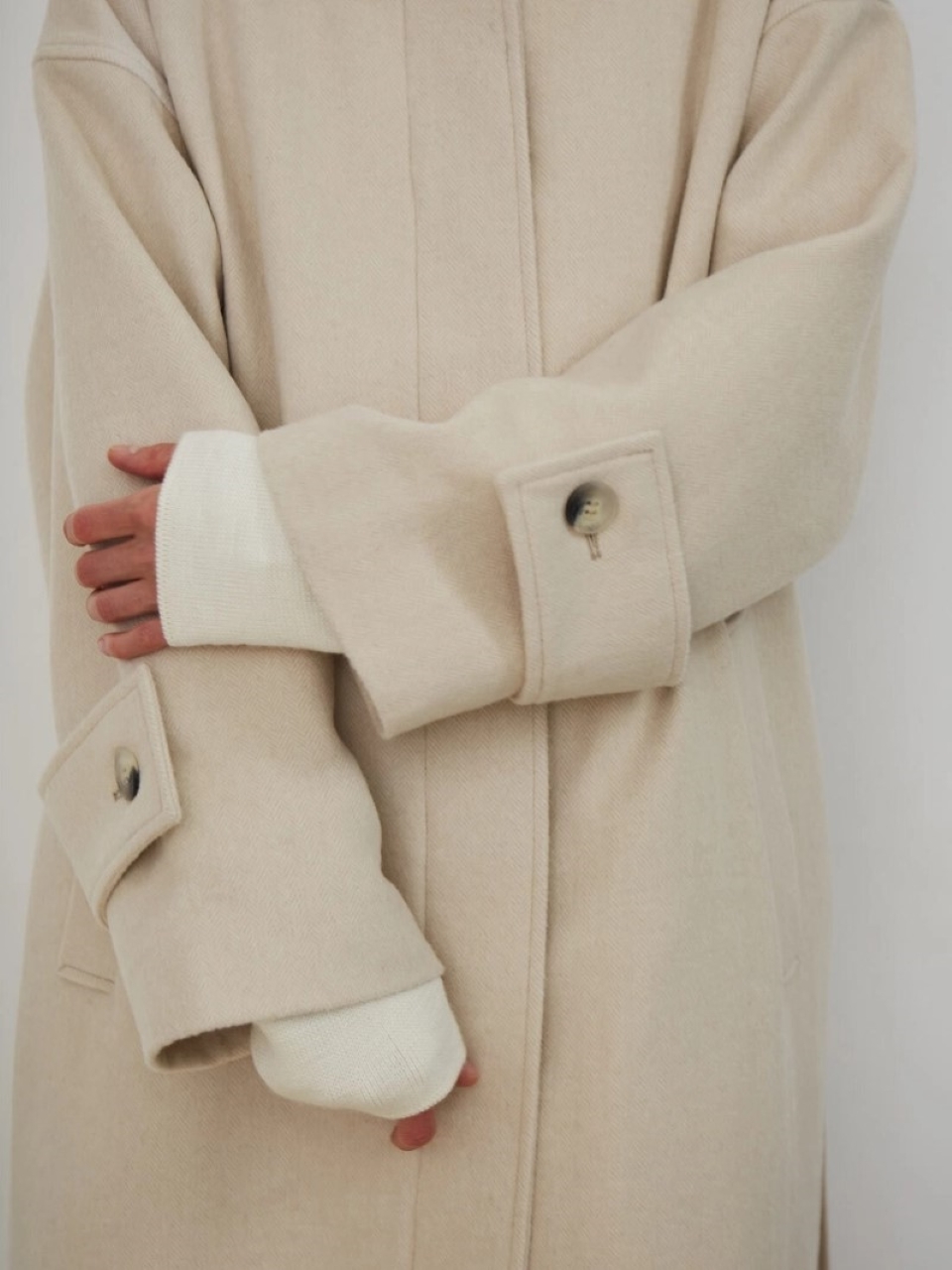 Пальто-плащ оверсайз женское, молочная елочка