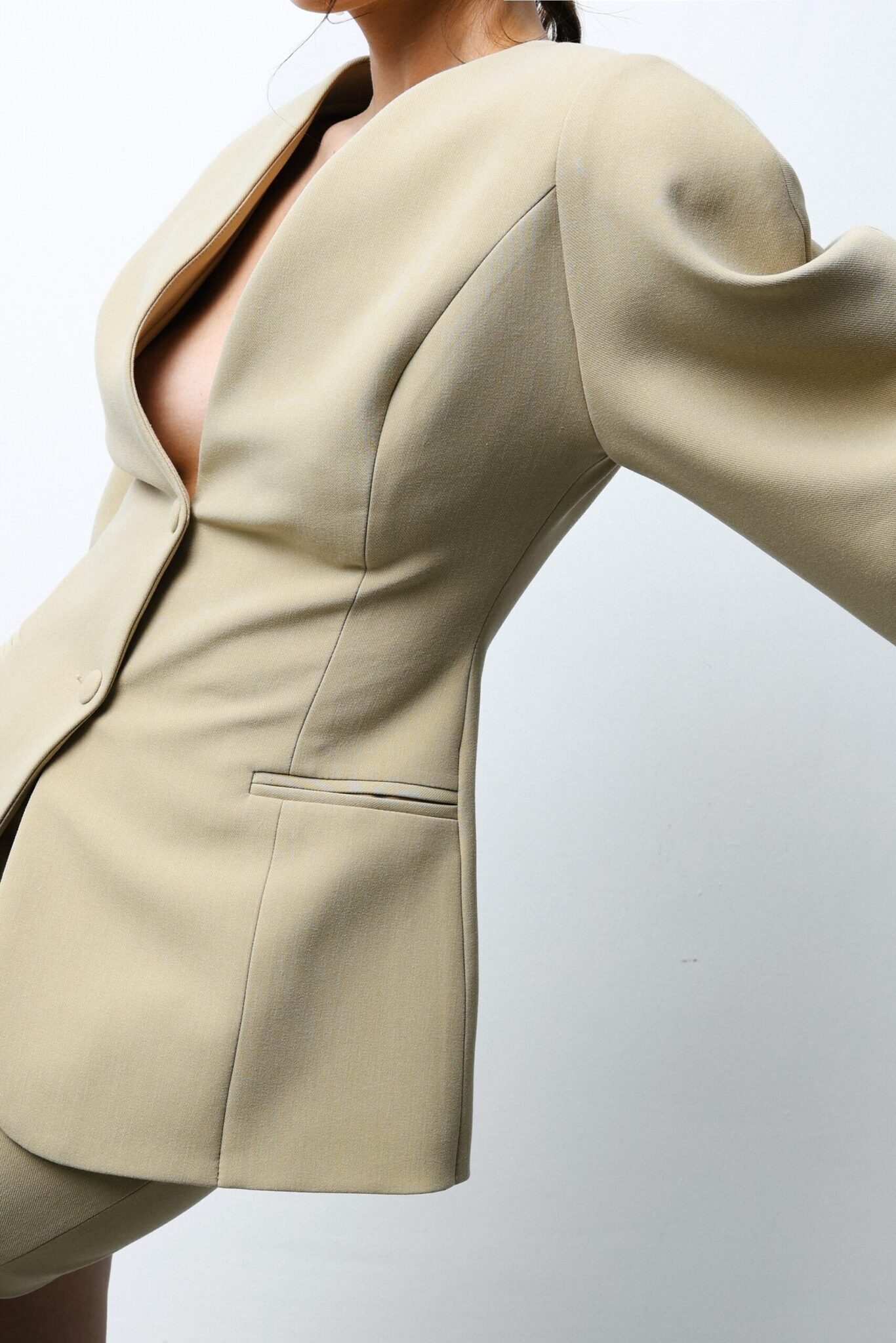 Пиджак с объемными рукавами олива