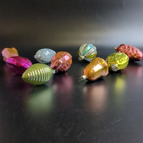 Ёлочные игрушки набор из 9 разных штук, колокольчики, медальоны и др, стекло, подвесные, винтаж времён СССР 1960-1980 гг. Советские ёлочные игрушки и украшения. Состояние и комплектация на фото, могут присутствовать незначительные неровности и сколы, закрытые металлическим подвесом (под подвесом).