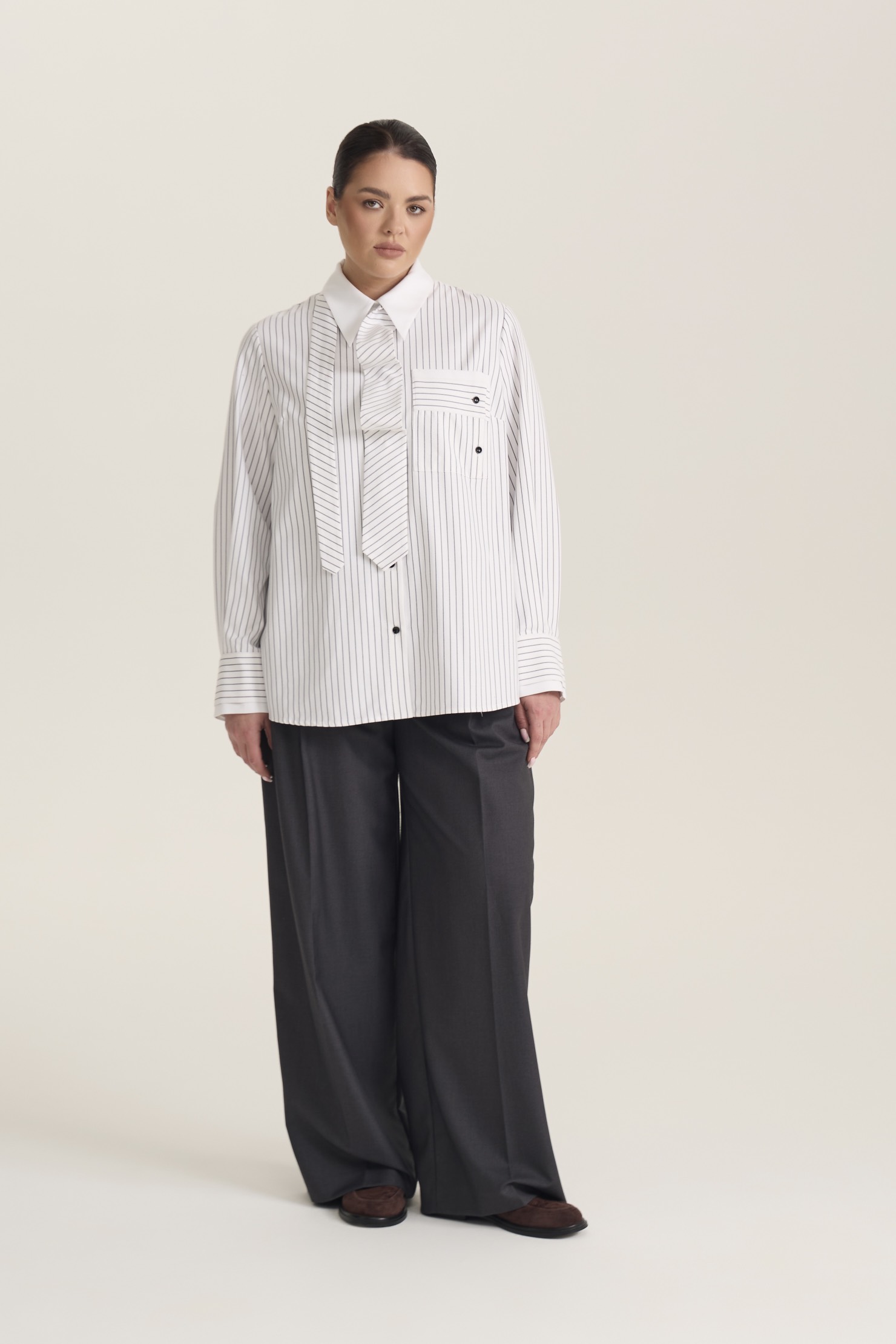 Рубашка с галстуком, белая в черную полоску