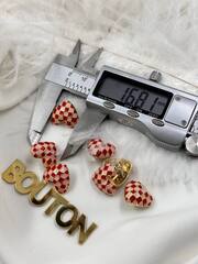Пуговицы в форме сердца с шахматным принтом бежево-красные скидка