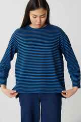 Топ с разрезами в черно-синюю полоску