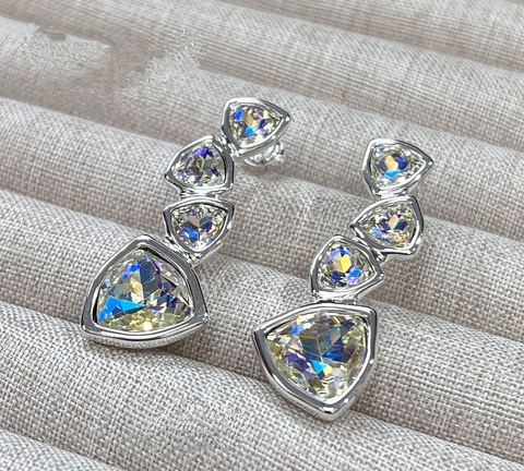 Серьги UNOde50 с треугольными вставками длинные