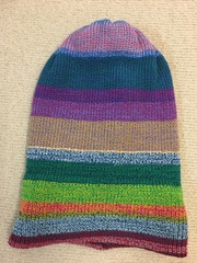 Зимняя объемная двухслойная шапочка бини с мелкими разноцветными полосками.