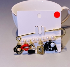 Б068 - Брошь-булавка с подвесками в стилистике CHANEL