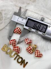Пуговицы в форме сердца с шахматным принтом бежево-красные скидка