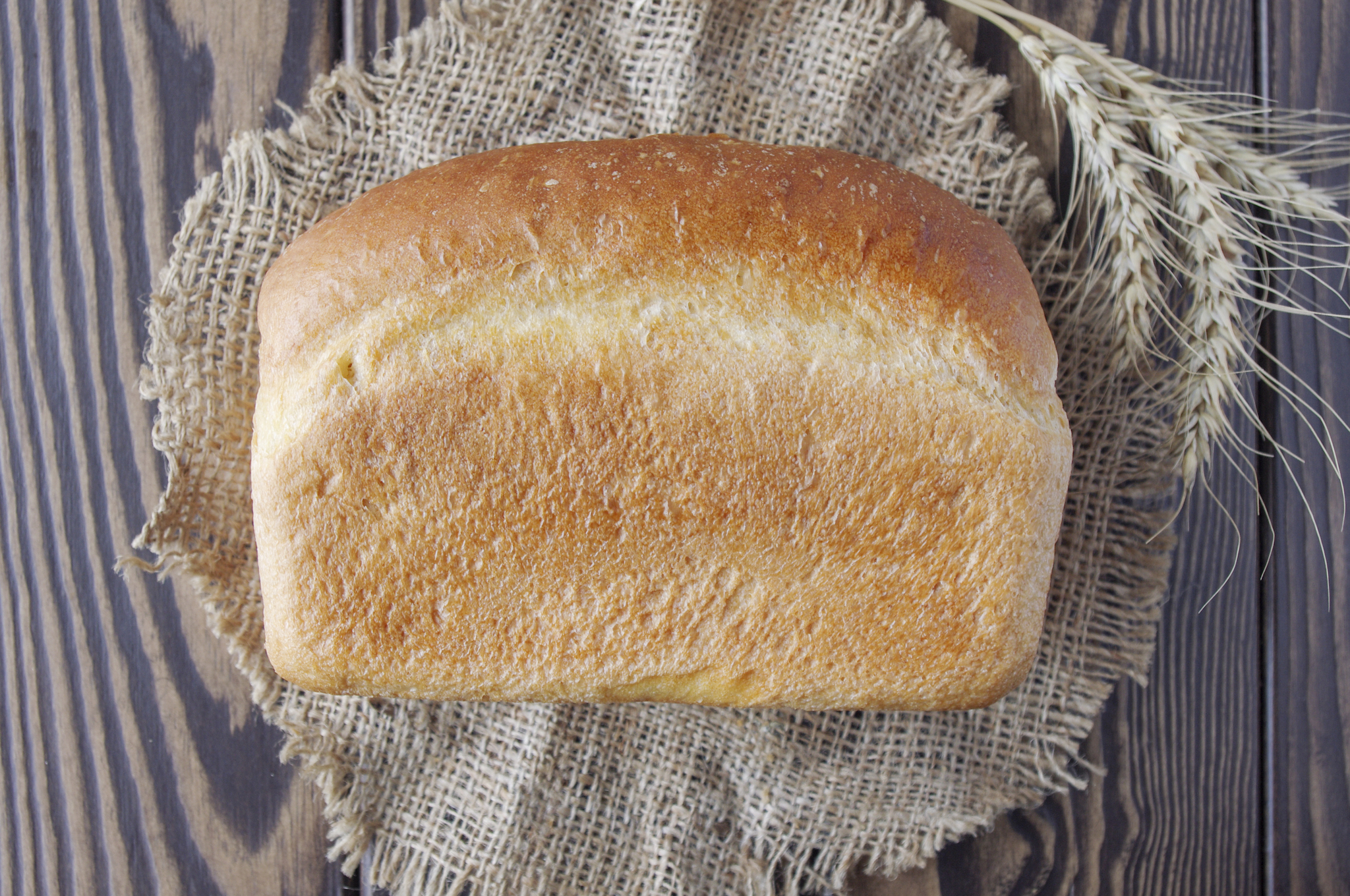 Белый хлеб во сне к чему снится. Пшеничный хлеб. Белый хлеб. Белый пшеничный хлеб. Хлебобулочные изделия из пшеничной муки.
