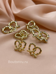 Серьги сердечки золотистые крендельки в стразах