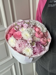 Букет из пионов, кустовой пионовидной розы, маттиолы и хризантемы