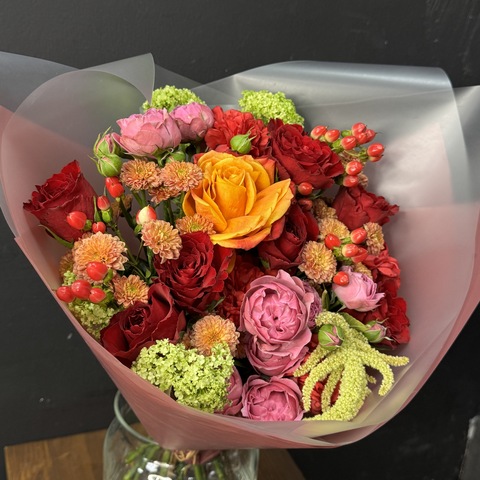 Букет из микса роз, сантини и диантусов, украшенный амарантом