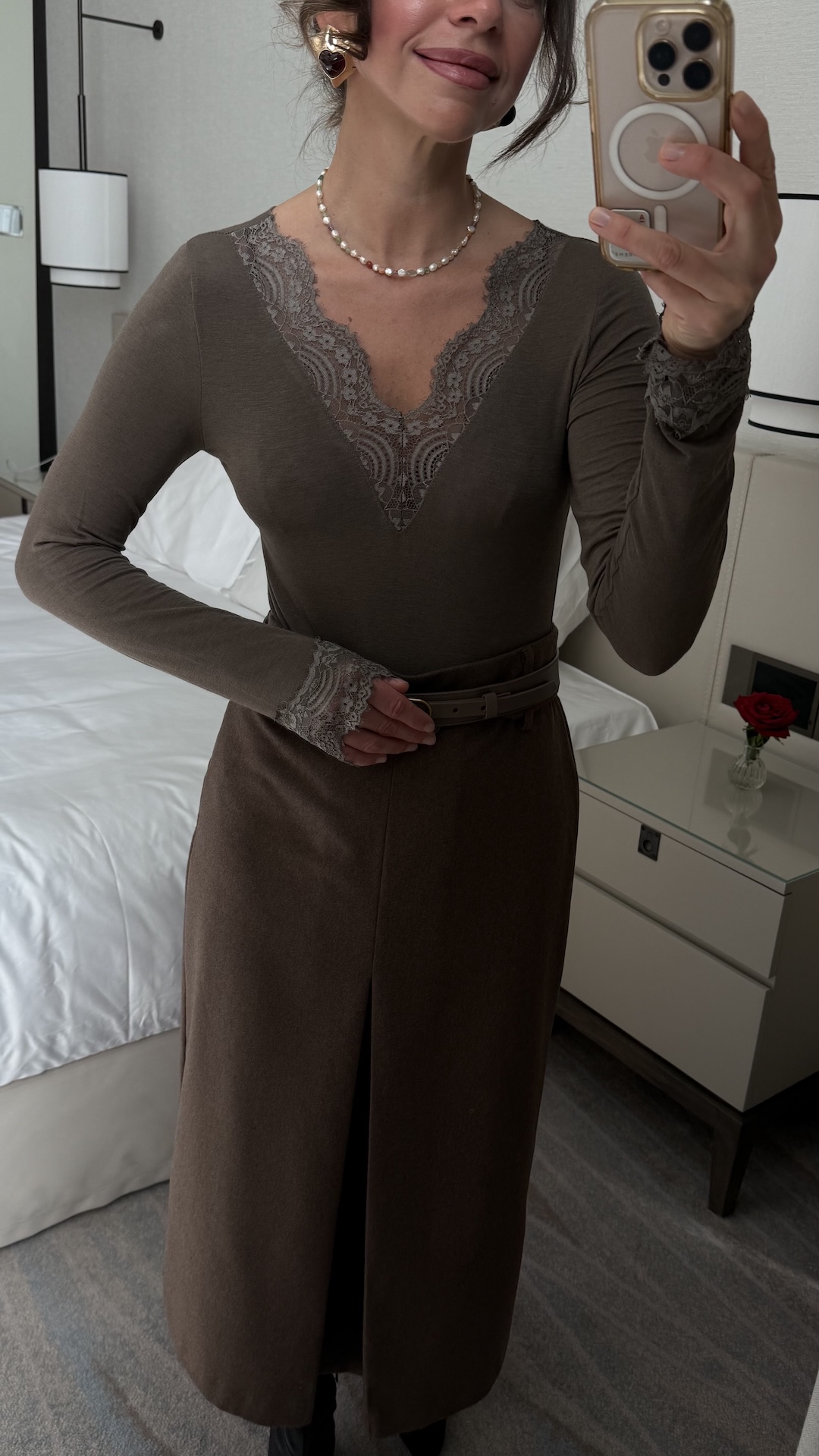 Лонгслив с кашемиром и кружевом на вырезе