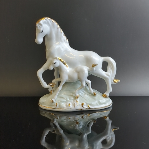 Статуэтка "Лошадь с жеребенком", фарфор, золочение