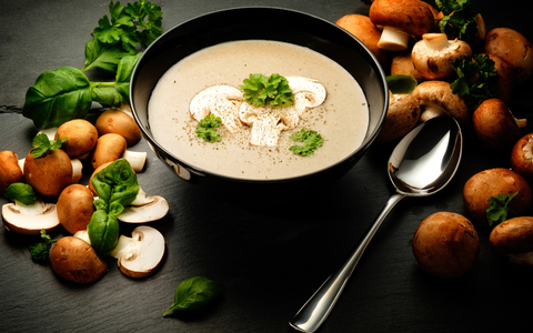 Сливочный суп-пюре грибной с добавлением белых грибов и оливкового масла с белым трюфелем