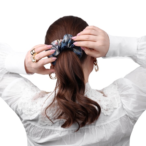 Шелковая резинка для волос Mollen Лазоревый цветок темно-бирюзовая