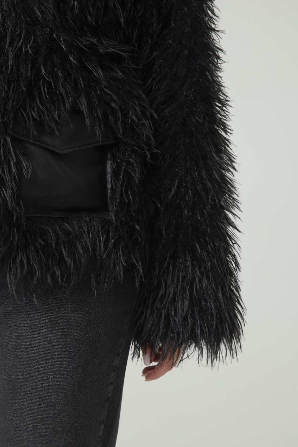 Шуба укороченная из искусственного меха ламы, черный